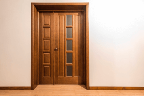 Saiba como tratar porta de madeira nova: quais produtos usar
