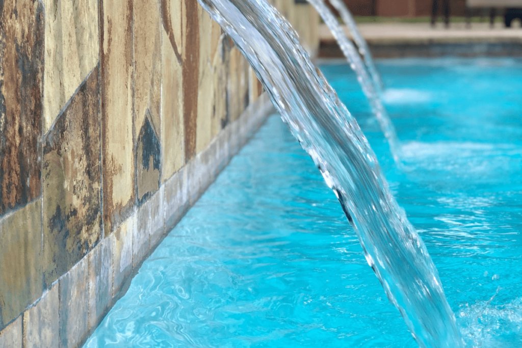 Dicas essenciais um projeto hidráulico de piscina com cascata funcional e esteticamente agradável