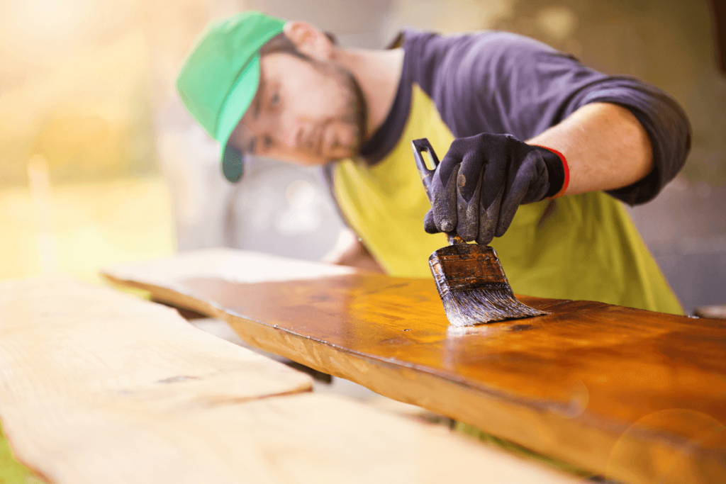 Conheça 3 tipos de tinta para madeira e como escolher