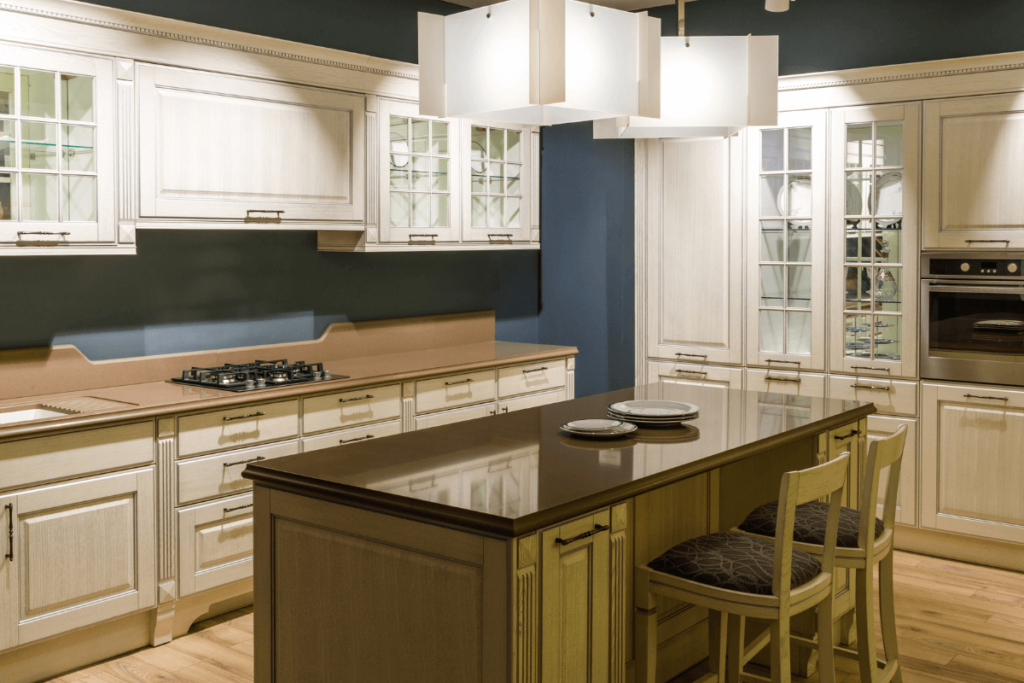 Uma reforma simples que faz toda a diferença: o lustre na cozinha