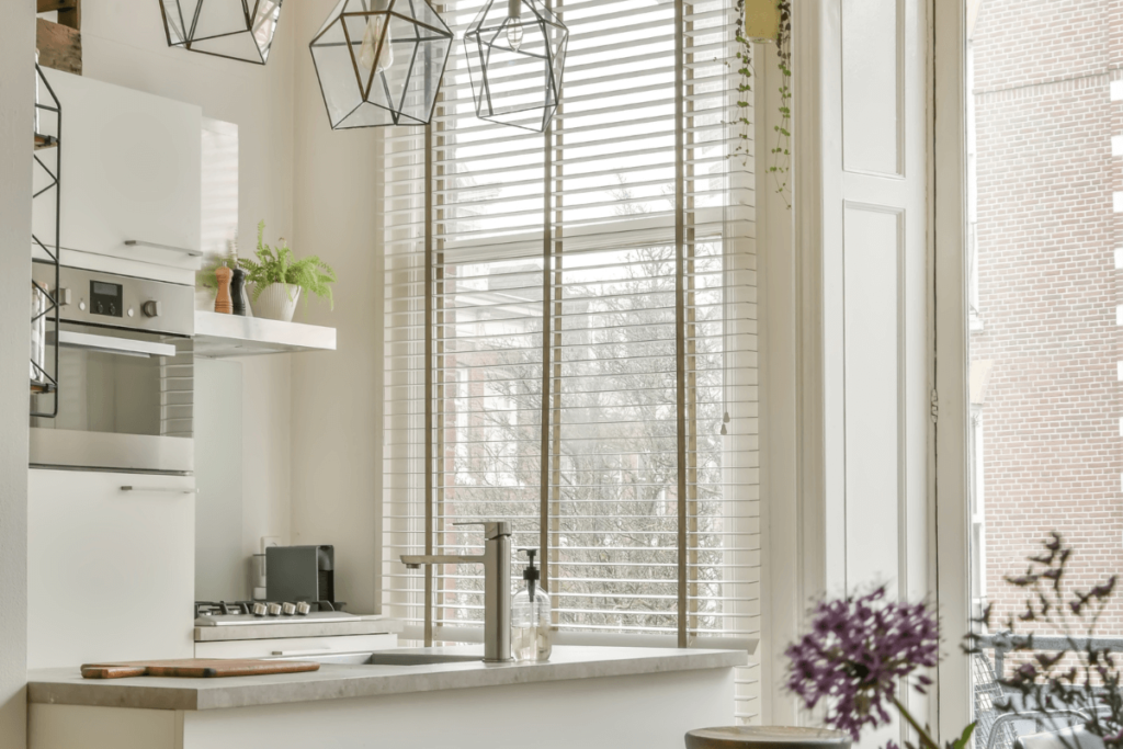 Quer aderir ao estilo moderno? Conheça o balcão com luminária pendente