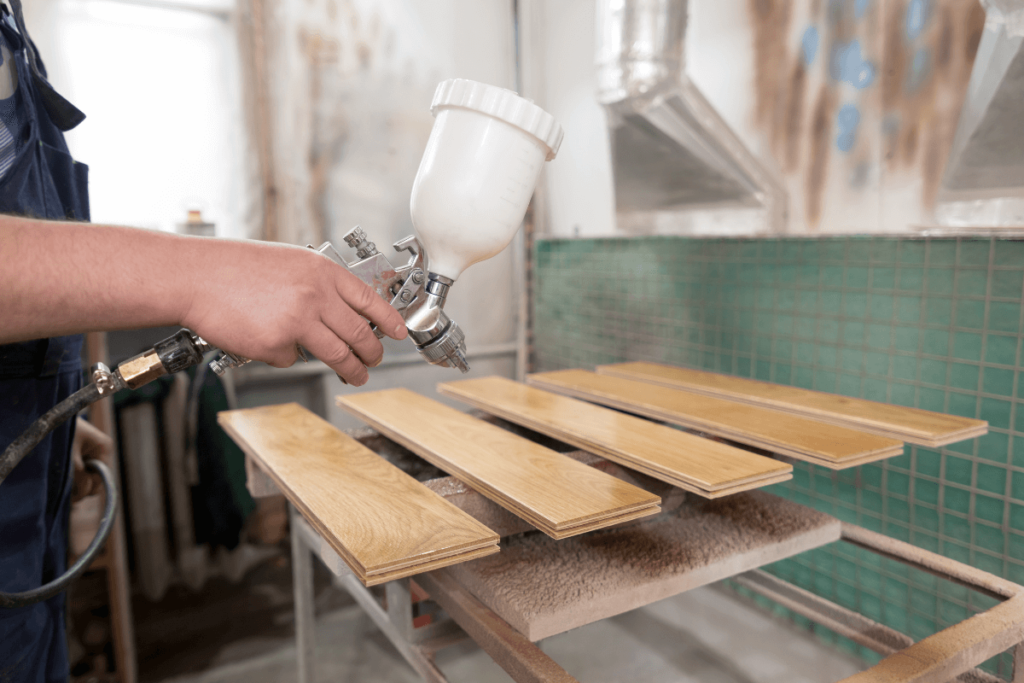 Descubra quanto rende uma lata de verniz spray para madeira