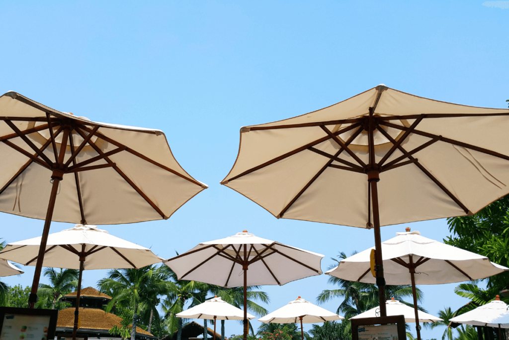 Descubra como escolher ombrelones para praia