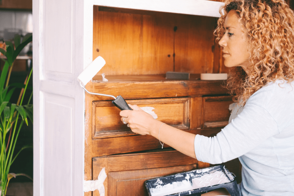 Qual a melhor tinta esmalte para madeira? Entenda como escolher