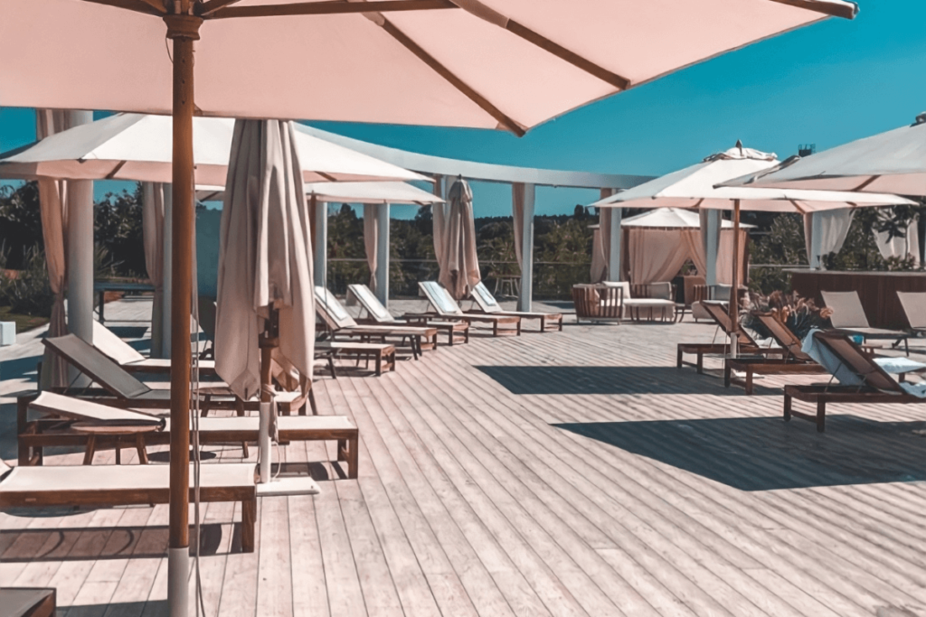 Descubra como escolher um ombrelone para piscina