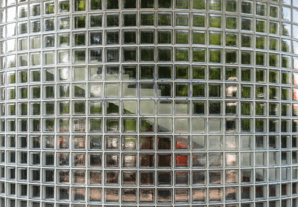 Argamassa para tijolo de vidro: qual escolher para garantir uma instalação segura?