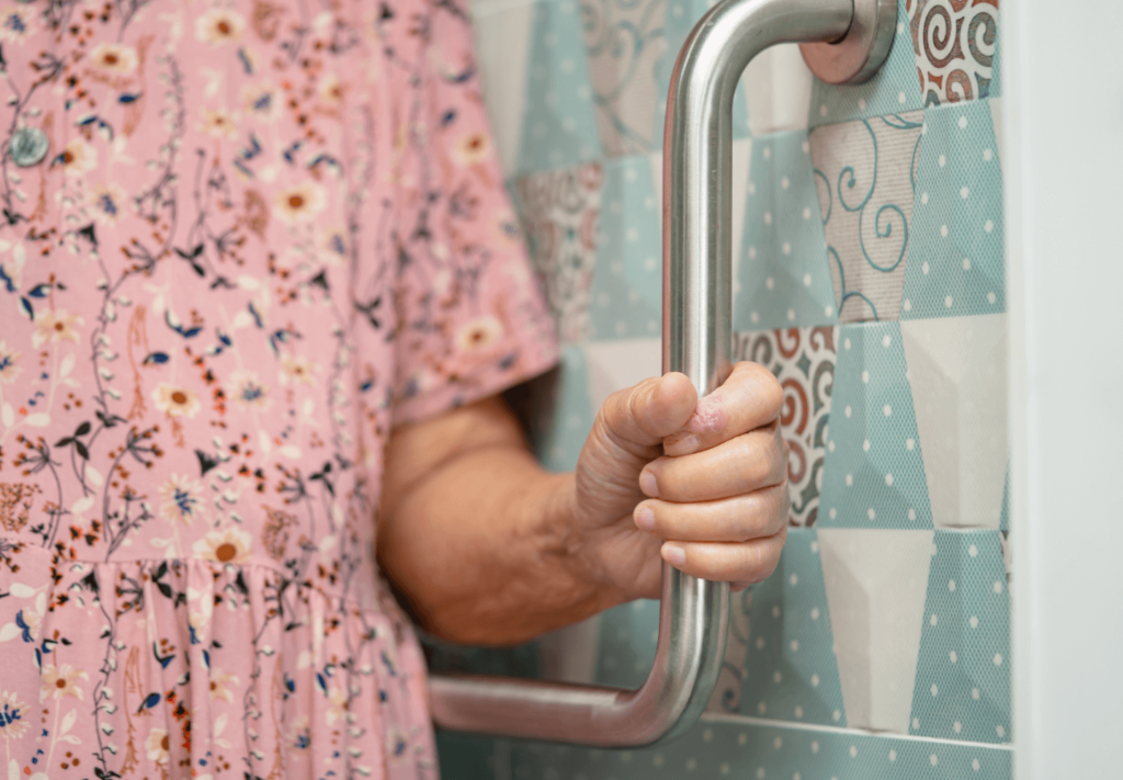 Apoio para vaso sanitário para idosos: conheça os melhores modelos