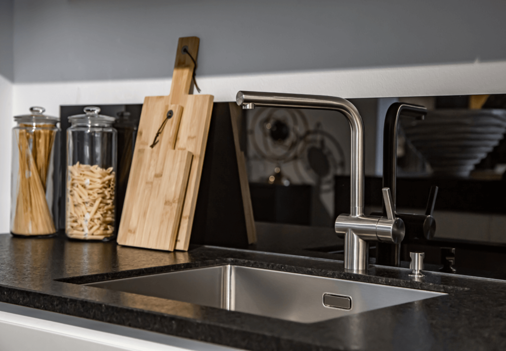 Pia de inox para cozinha: conheça as vantagens e as desvantagens