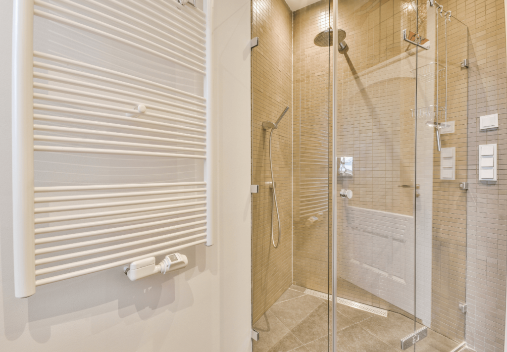 Vazamento no box do banheiro: como identificar e resolver rapidamente