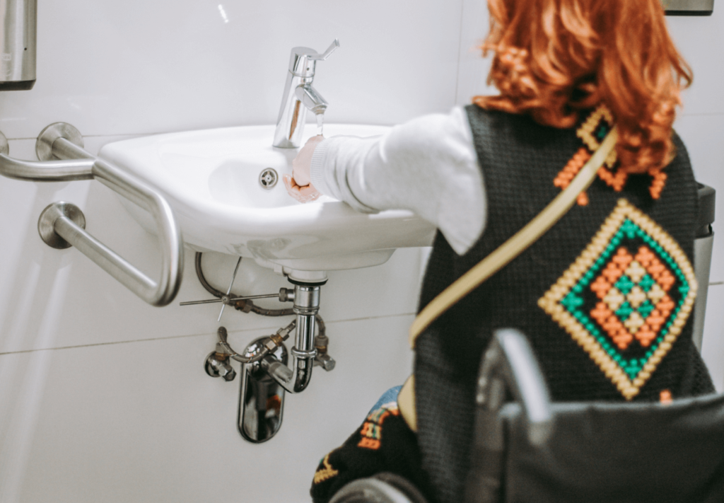 Acessibilidade em banheiros: principais acessórios e como montar