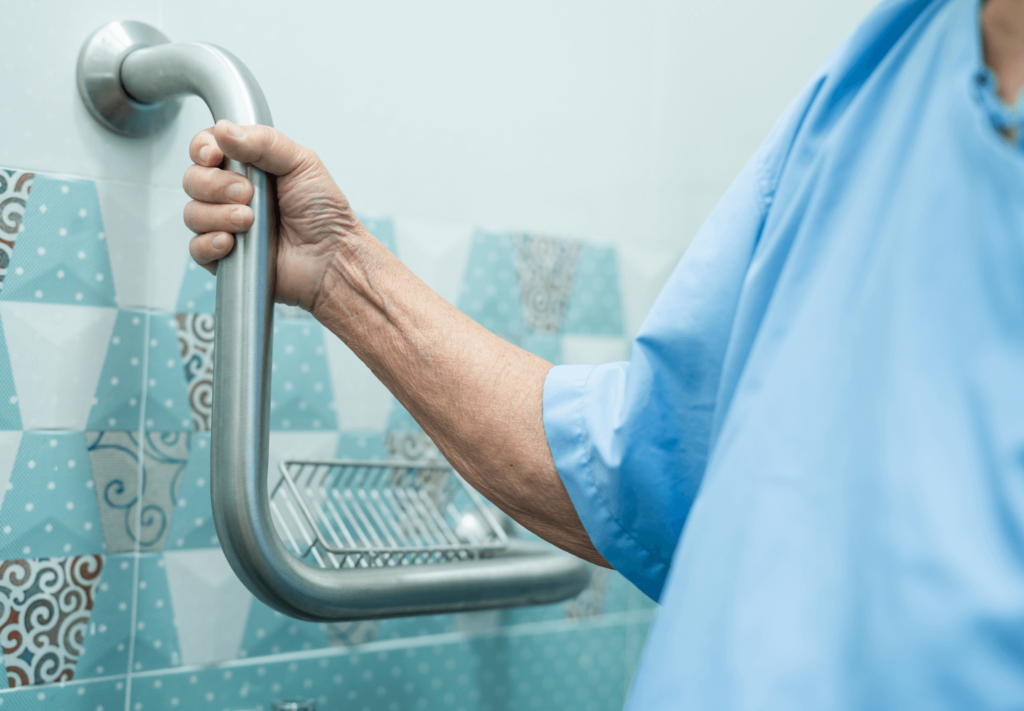 Acessibilidade banheiro para idosos: soluções seguras e práticas