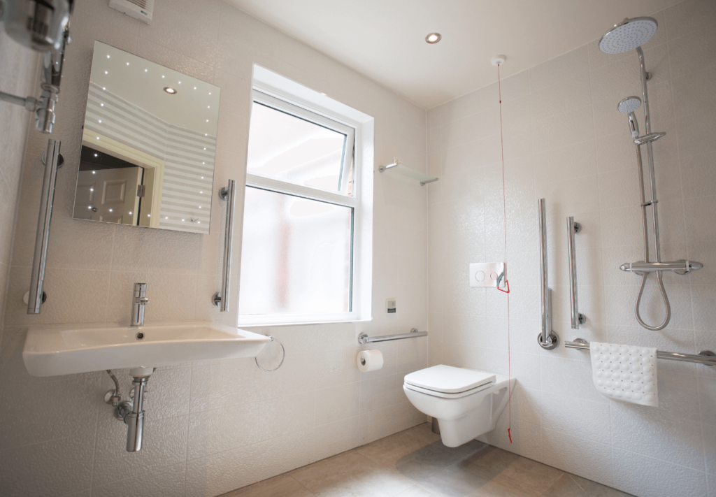 Acessibilidade em banheiros: principais acessórios e como montar