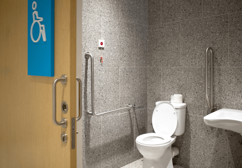 Barra para banheiro idoso: como escolher e instalar