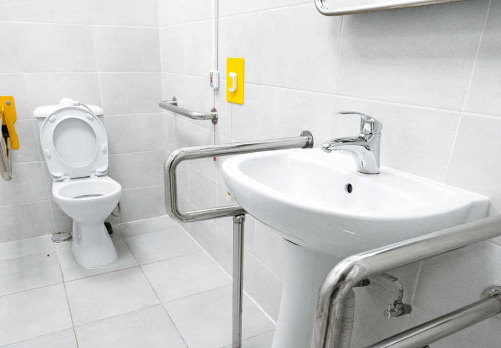 Barra para banheiro idoso: como escolher e instalar