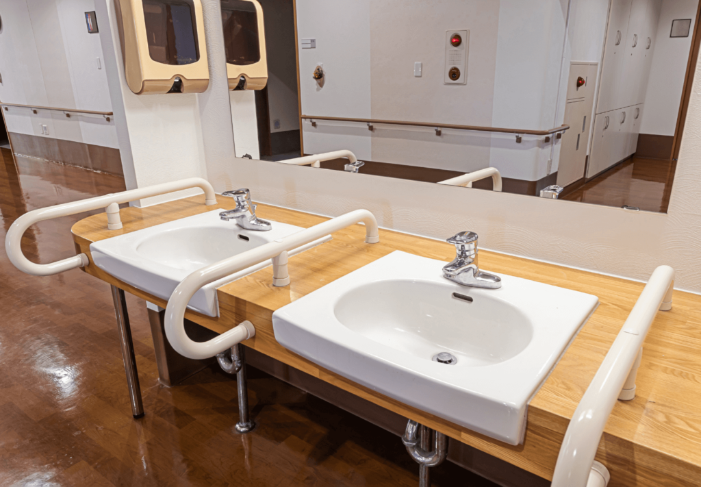 Barra para banheiro idoso: como escolher e instalar