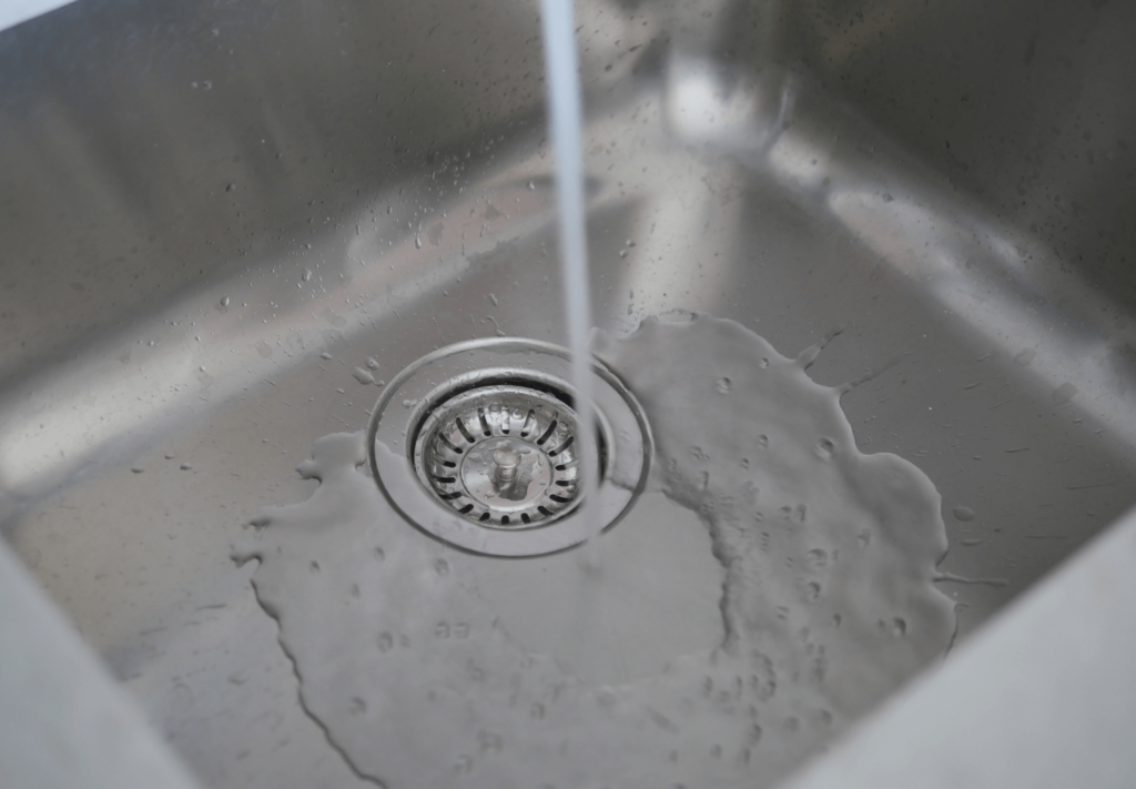 Vazamento na pia da cozinha: como identificar e resolver
