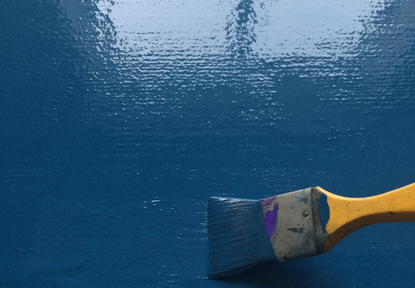 Tinta emborrachada para piso: onde aplicar e principais benefícios