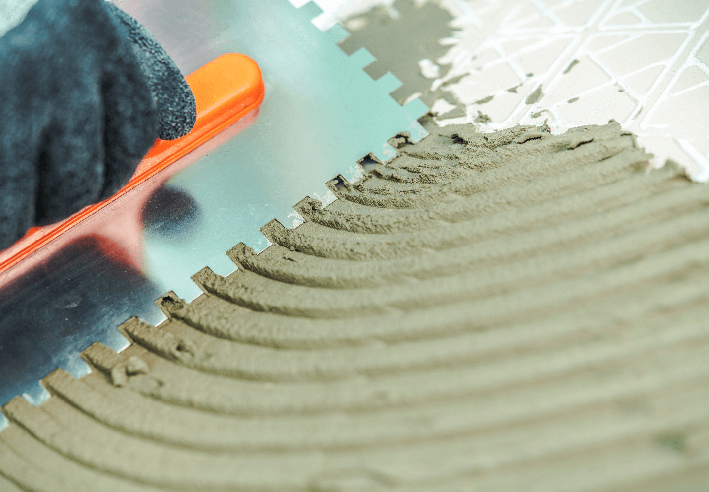 Entender qual a melhor argamassa para porcelanato é uma decisão importante em qualquer obra ou reforma que utilize esse tipo de revestimento.