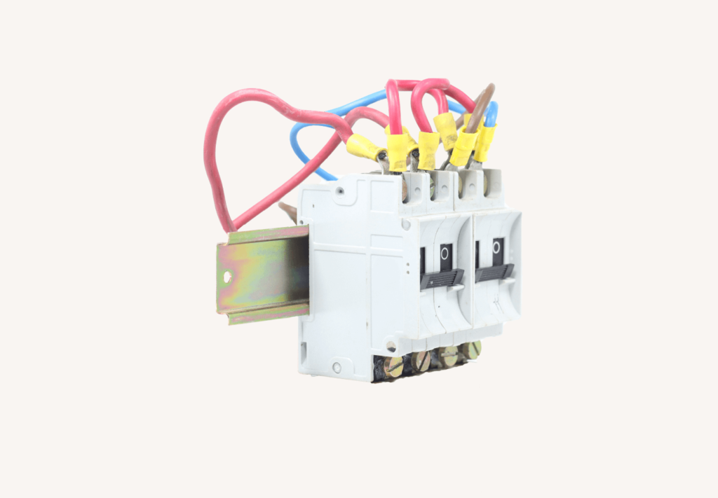 Saber como escolher disjuntor para chuveiro é uma etapa crítica e crucial na instalação elétrica de qualquer residência.