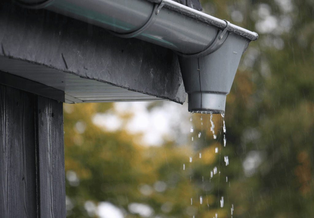 Saber como trocar calha de chuva corretamente é fundamental para garantir o escoamento adequado da água do telhado e evitar infiltrações.