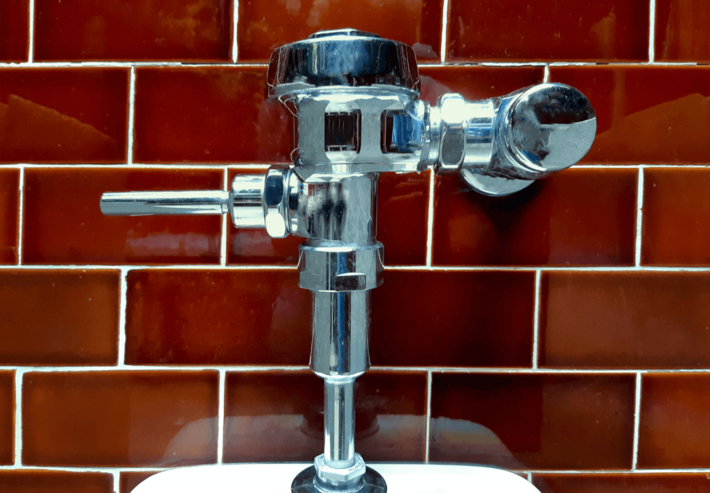 Saber como trocar a válvula de descarga corretamente é essencial para evitar desperdício de água e aumento desnecessário na conta mensal.