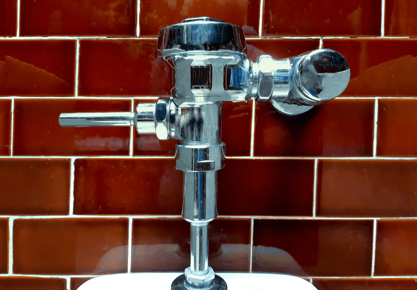 Saber como trocar a válvula de descarga corretamente é essencial para evitar desperdício de água e aumento desnecessário na conta mensal.