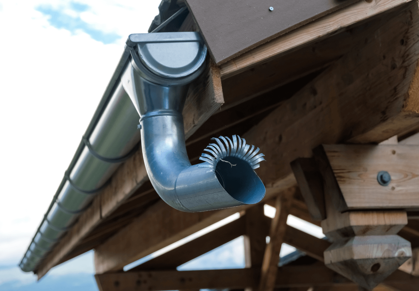 Saber como trocar calha de chuva corretamente é fundamental para garantir o escoamento adequado da água do telhado e evitar infiltrações.