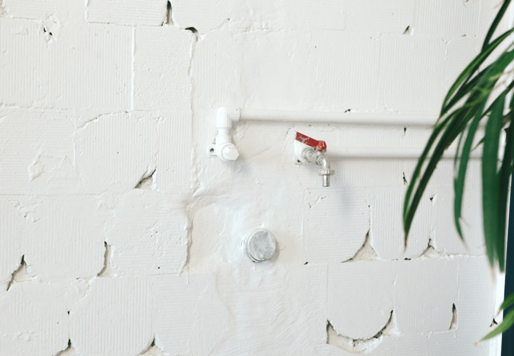 Saber como detectar vazamento de água na parede é fundamental para evitar danos estruturais, mofo, desperdício de água, etc.