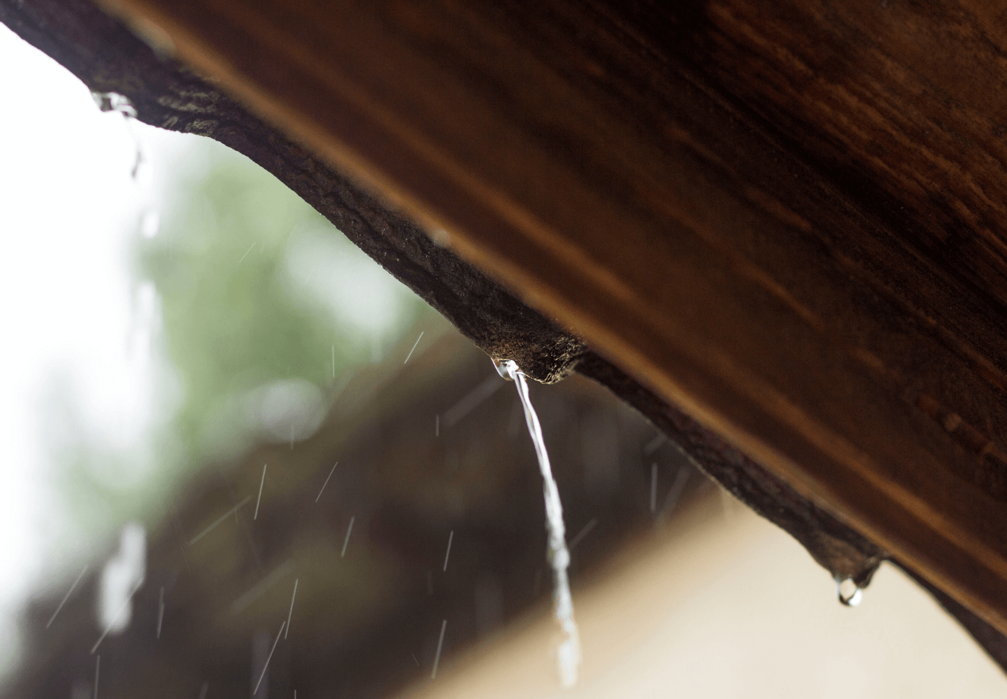 Arrumar telhado goteiras: como resolver de vez