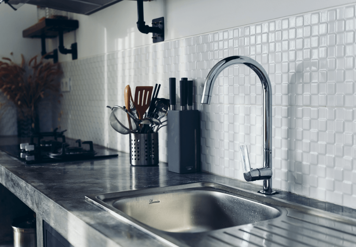 Saber como trocar torneira da pia da cozinha é uma habilidade prática que evita vazamentos e melhora o uso diário da água.