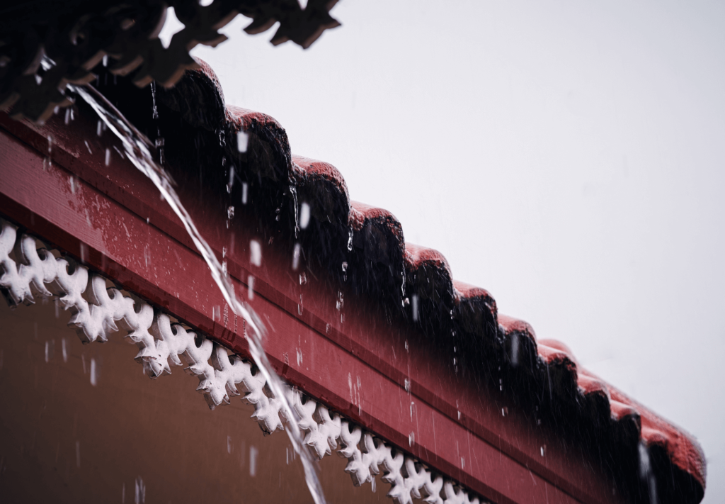 Identificar e resolver goteira no telhado é uma das tarefas mais importantes para preservar a estrutura de uma casa e evitar prejuízos progressivos.