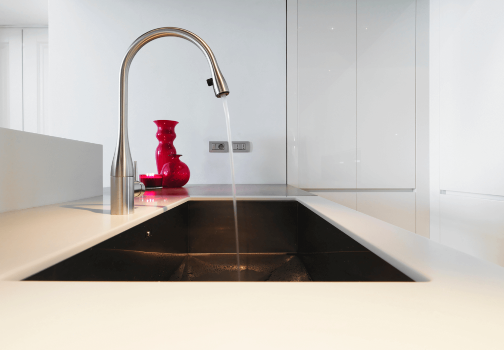 Ter água quente na pia da cozinha deixou de ser luxo e passou a ser uma solução funcional que melhora a rotina no dia a dia.