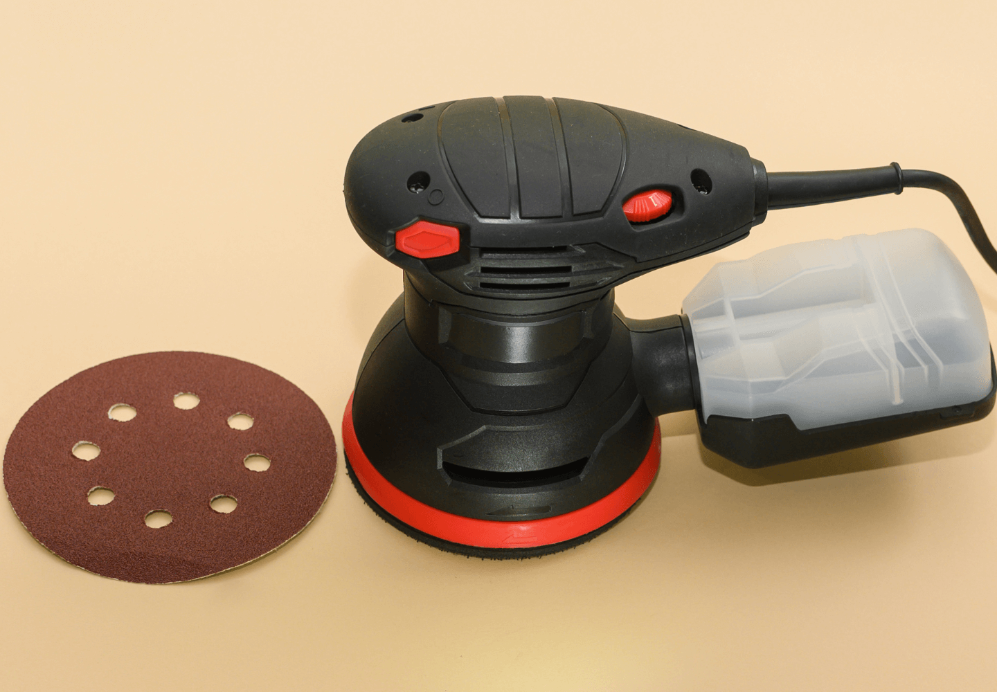 A lixadeira elétrica é uma ferramenta essencial em obras, reformas e trabalhos de acabamento, sendo responsável por garantir superfícies lisas.