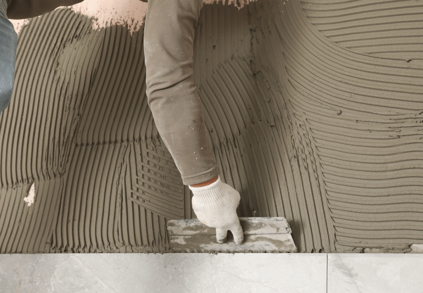 Escolher corretamente a argamassa para porcelanato é uma das etapas mais críticas para garantir durabilidade, segurança e bom acabamento.