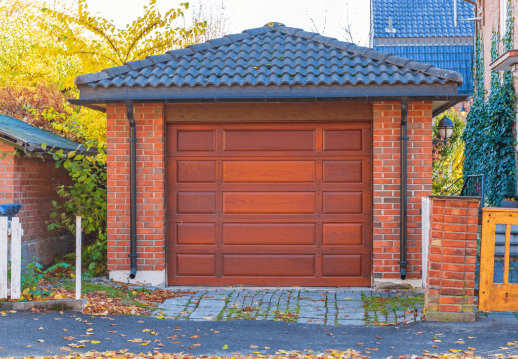 Escolher o telhado para garagem vai muito além da estética. Esse elemento é responsável por proteger veículos contra todo o tipo de danificação