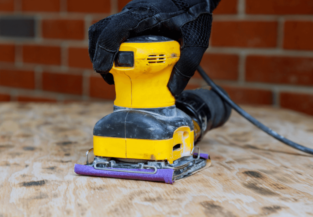 A lixadeira elétrica é uma ferramenta essencial em obras, reformas e trabalhos de acabamento, sendo responsável por garantir superfícies lisas.