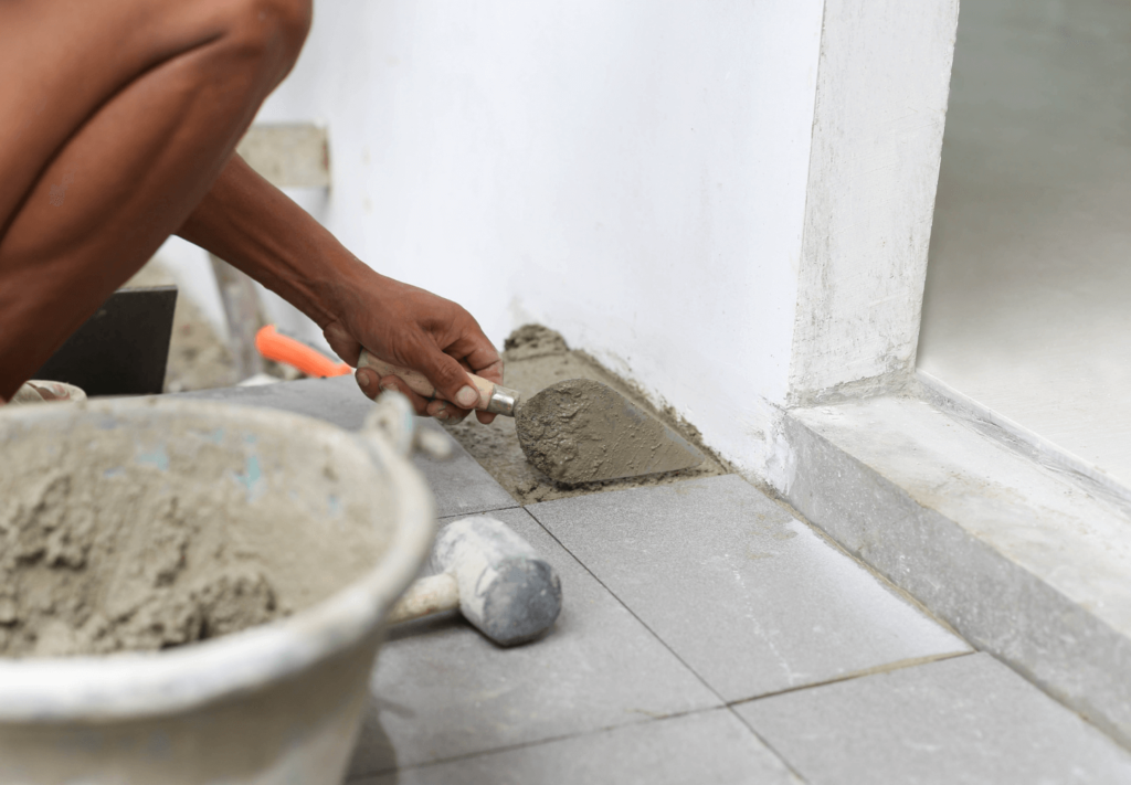 Escolher corretamente a argamassa para porcelanato é uma das etapas mais críticas para garantir durabilidade, segurança e bom acabamento.