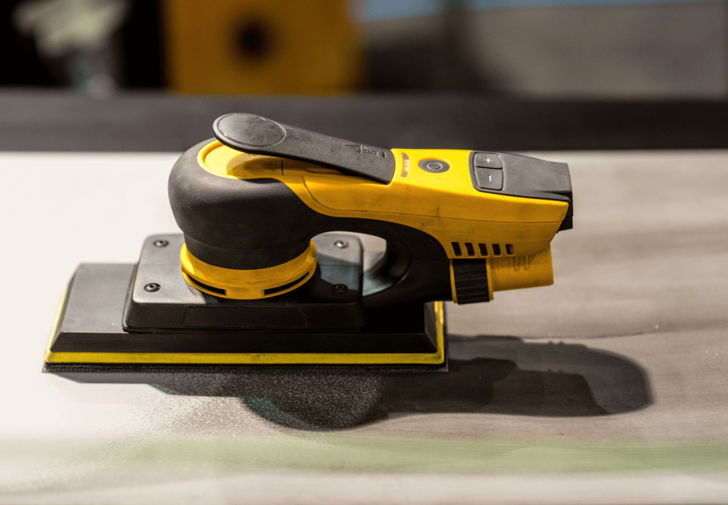 A lixadeira elétrica é uma ferramenta essencial em obras, reformas e trabalhos de acabamento, sendo responsável por garantir superfícies lisas.