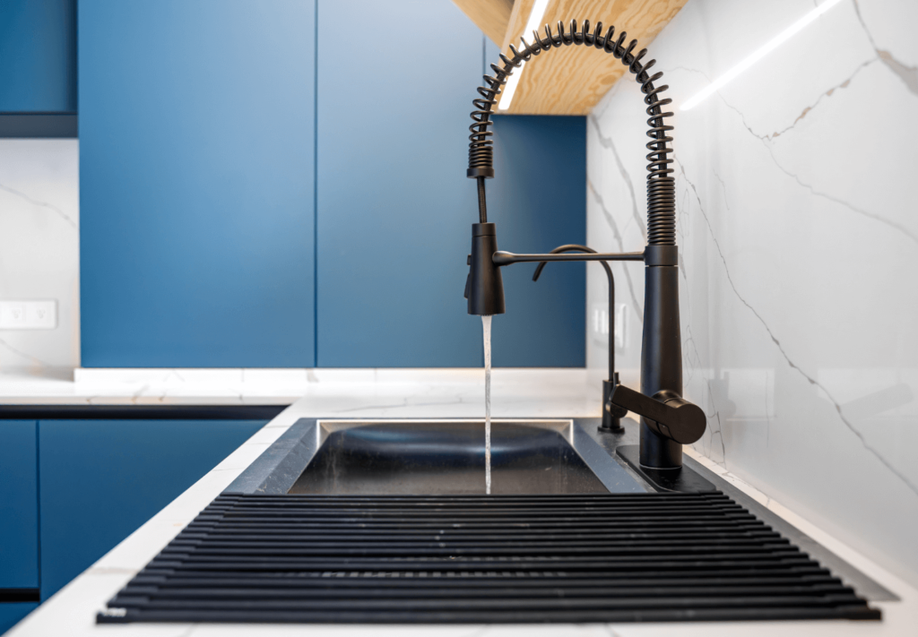 Ter água quente na pia da cozinha deixou de ser luxo e passou a ser uma solução funcional que melhora a rotina no dia a dia.