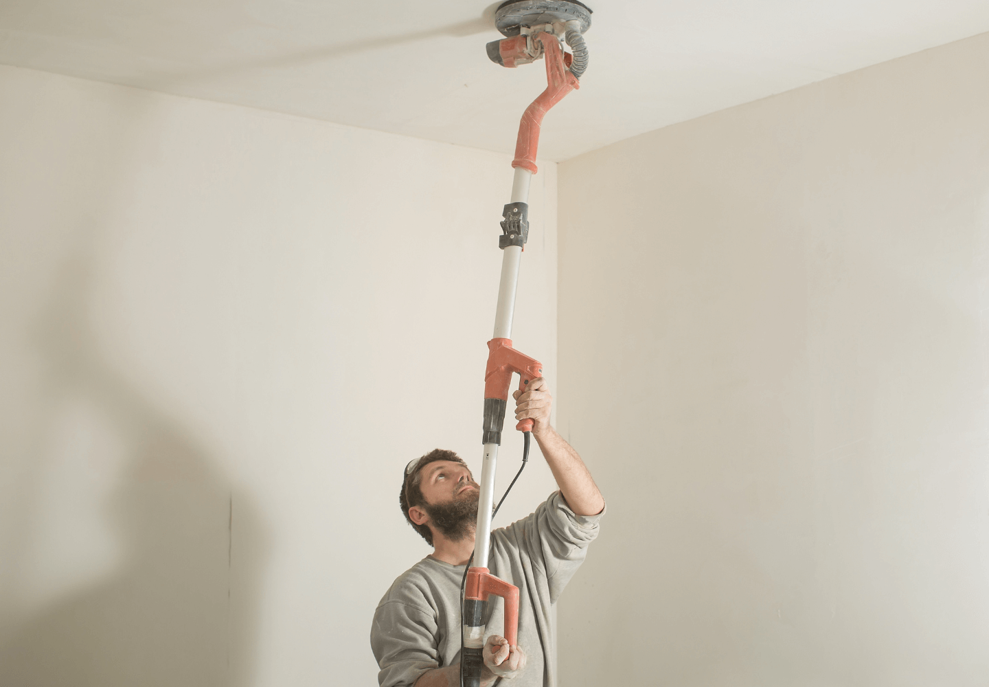 Atualmente a lixadeira de parede e teto se tornou uma ferramenta quase indispensável em reformas que buscam acabamento de qualidade.