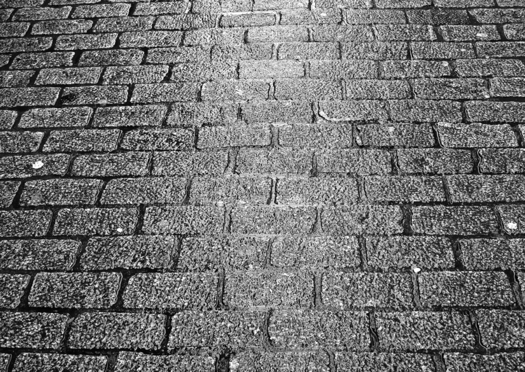 Veja como realizar uma reforma de calçada de certa forma ajuda a restaurar a funcionalidade do espaço e aumentar a durabilidade da estrutura.