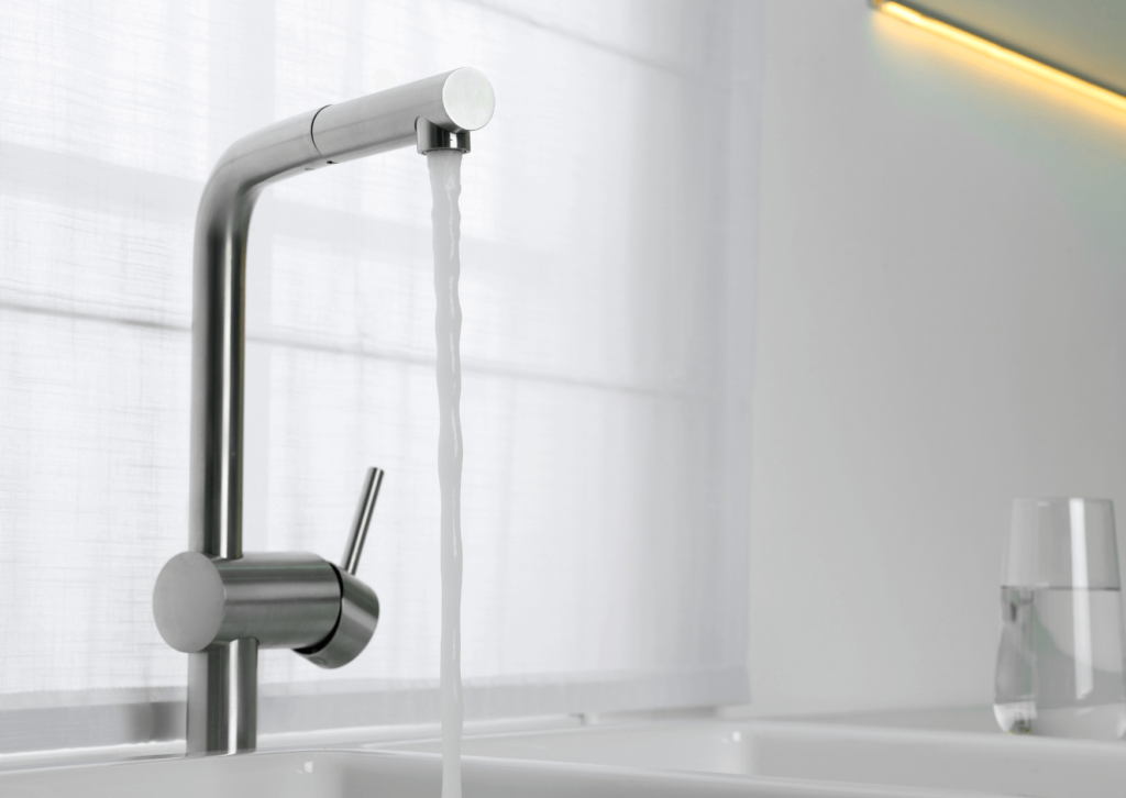 Veja aqui como instalar torneira permite resolver vazamentos simples, substituir modelos antigos até atualizar o design da cozinha.