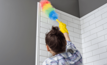 Guia para um banheiro com parede de cimento queimado 