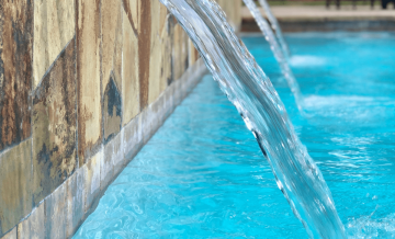 Dicas essenciais um projeto hidráulico de piscina com cascata funcional e esteticamente agradável