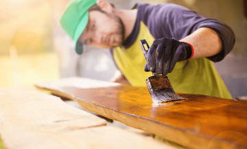 Conheça 3 tipos de tinta para madeira e como escolher