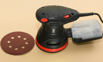 A lixadeira elétrica é uma ferramenta essencial em obras, reformas e trabalhos de acabamento, sendo responsável por garantir superfícies lisas.