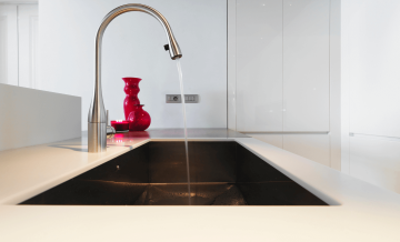 Ter água quente na pia da cozinha deixou de ser luxo e passou a ser uma solução funcional que melhora a rotina no dia a dia.