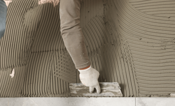 Escolher corretamente a argamassa para porcelanato é uma das etapas mais críticas para garantir durabilidade, segurança e bom acabamento.