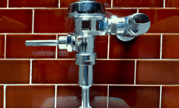 Saber como trocar a válvula de descarga corretamente é essencial para evitar desperdício de água e aumento desnecessário na conta mensal.