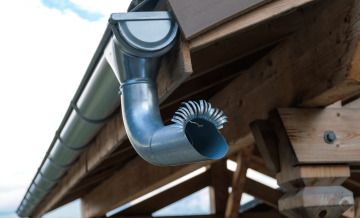 Saber como trocar calha de chuva corretamente é fundamental para garantir o escoamento adequado da água do telhado e evitar infiltrações.